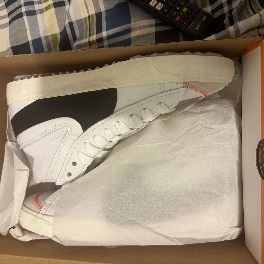 Nike White and Black Sneakers with Red Detail